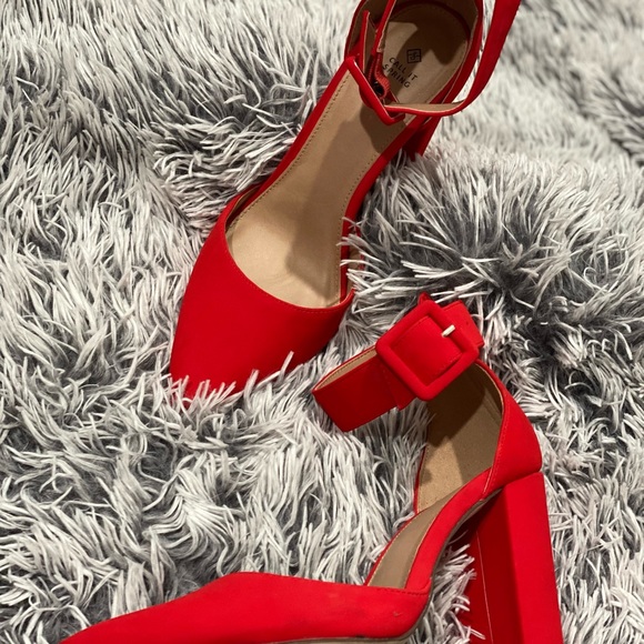 high-heeled shoe - Picture 2 of 2